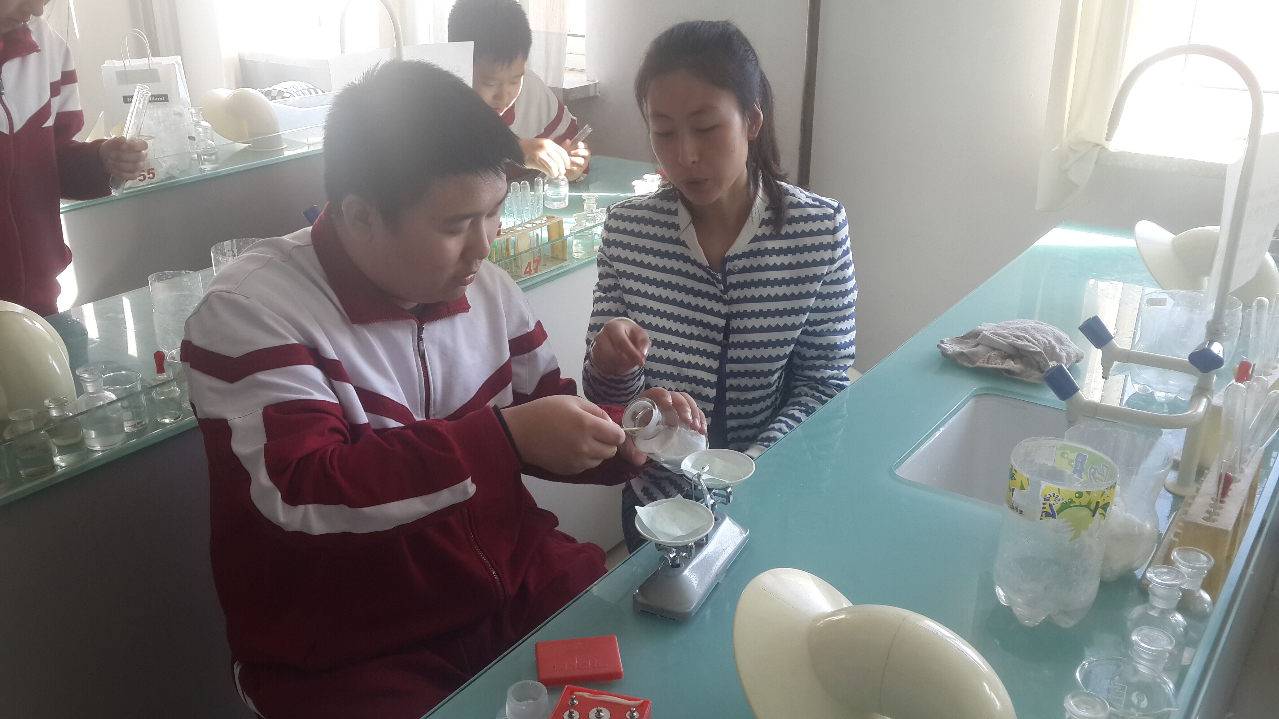 红杏视频
本科生在指导学生实验